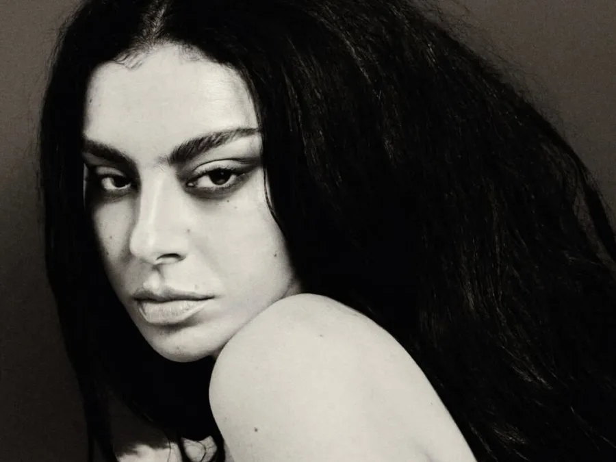 Η τραγουδίστρια Charli XCX σε φωτογραφία από τον επίσημο λογαριασμό της στο Instagram για το νέο της άλμπουμ.