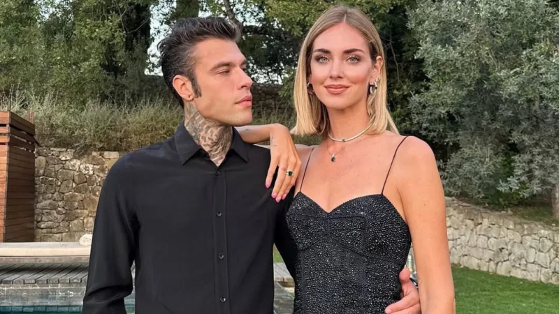 Ο Fedez και η Chiara Ferragni ποζάρουν μαζί, με τον Fedez να κοιτάζει τη Chiara, σε μια φωτογραφία που αναρτήθηκε στα social media.