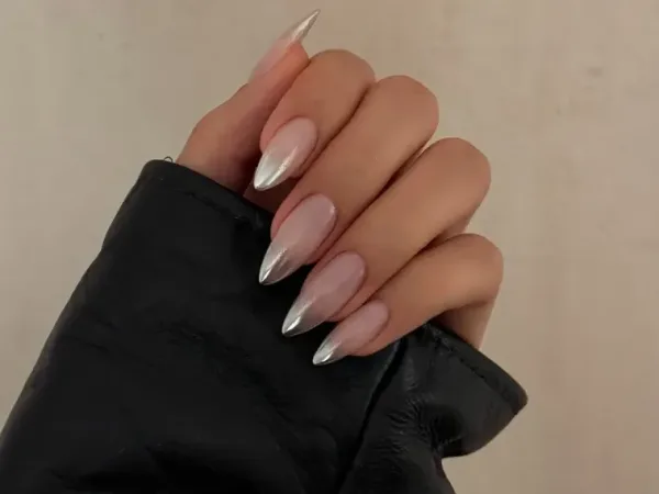 Τα soft chrome nails είναι το απόλυτο μανικιούρ της άνοιξης