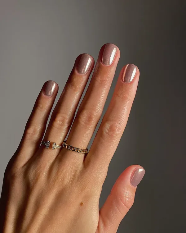 Τα soft chrome nails με τη γήινη απόχρωση αποτελούν το απόλυτο μανικιούρ της άνοιξης για κομψές εμφανίσεις.