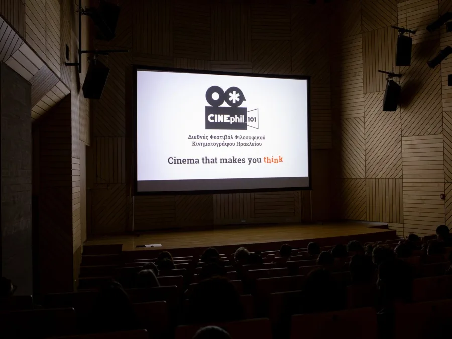 Η οθόνη του 2ου CINEphil_101, Διεθνούς Φεστιβάλ Φιλοσοφικού Κινηματογράφου, προβάλλει το λογότυπο και το σύνθημα του φεστιβάλ στο Ηράκλειο.