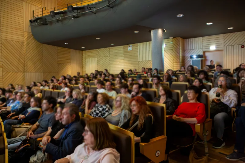 Συνεδριακή αίθουσα γεμάτη κόσμο παρακολουθεί εκδήλωση του 2ου CINEphil_101 Φεστιβάλ Φιλοσοφικού Κινηματογράφου στο Ηράκλειο.