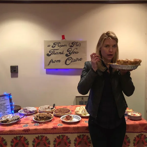Η Claire Danes κρατάει μια πίτα μπροστά από ένα τραπέζι γεμάτο γλυκά, στο πλαίσιο της προώθησης του "Lovesick".
