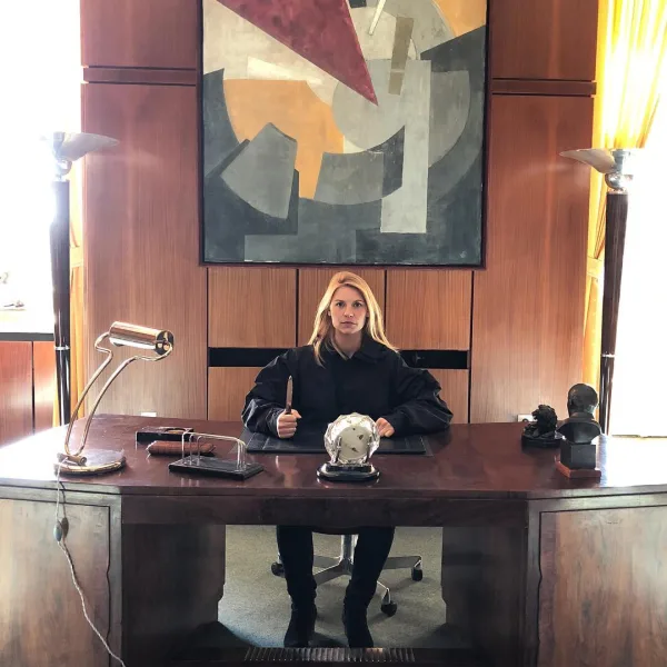 Η Claire Danes κάθεται σε γραφείο κρατώντας μαχαίρι στο νέο romantic drama του Netflix «Lovesick».