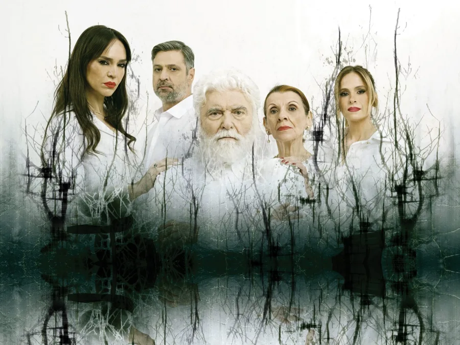 Ηθοποιοί της παράστασης "ΤΟ ΜΑΥΡΟ ΚΟΥΤΙ" του Γιώργου Ηλιόπουλου στο Δημοτικό Θέατρο Πειραιά.