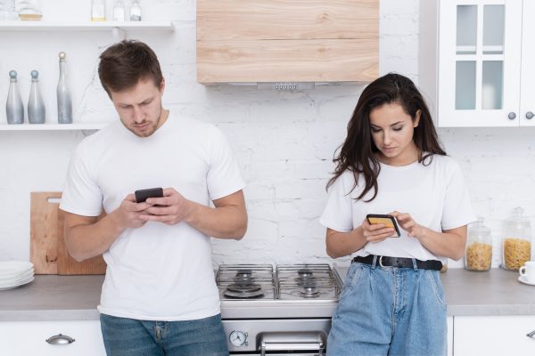 Micro-cheating: Το αθώο like και το emoji που μπορεί να διαλύσει τη σχέση σου χωρίς να το καταλάβεις