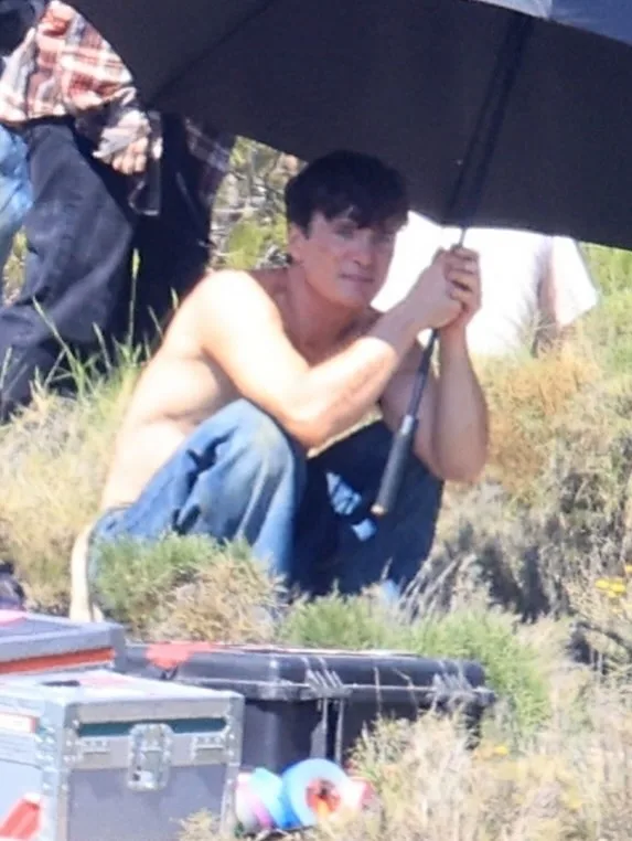 Ο Cillian Murphy κατά τη διάρκεια των γυρισμάτων στην Ελλάδα, κρατώντας μια ομπρέλα, με τζιν παντελόνι.