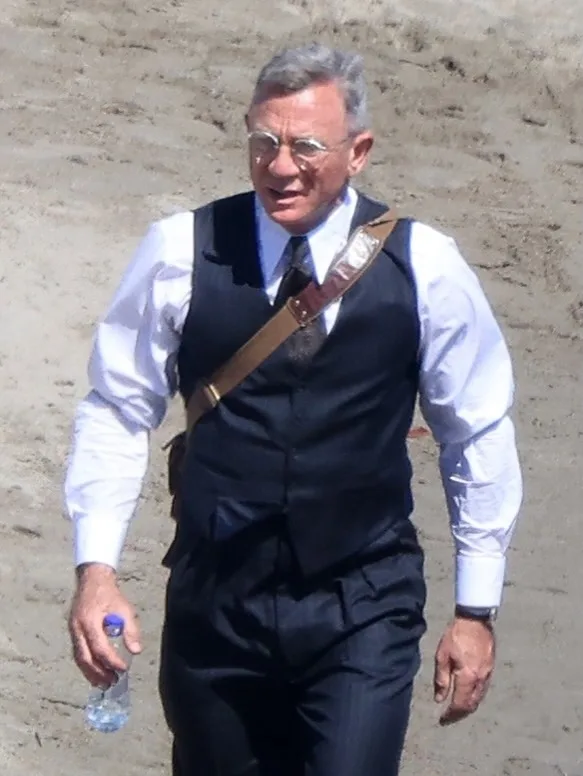 Ο Daniel Craig με κοστούμι στα γυρίσματα στην Ελλάδα, αποκαλύπτοντας τις πρώτες φωτογραφίες από την παραγωγή.
