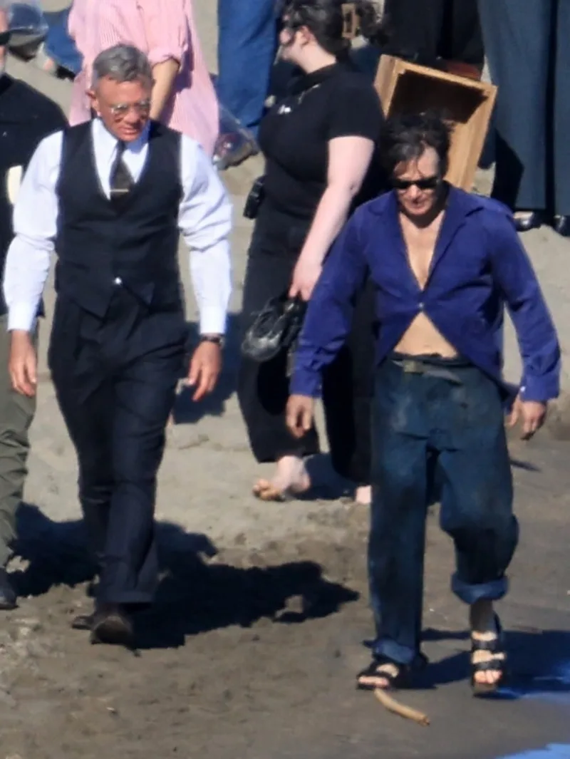 Ο Daniel Craig και ο Cillian Murphy στα γυρίσματα της νέας τους ταινίας στην Ελλάδα, με τις πρώτες φωτογραφίες να κάνουν τον γύρο του διαδικτύου.