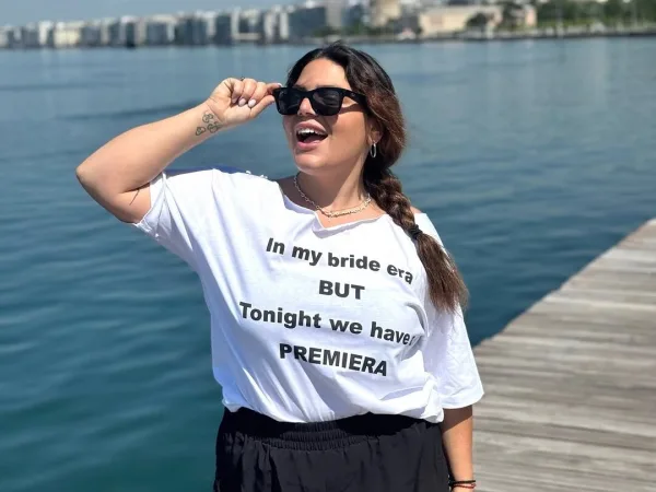 Η Δανάη Μπάρκα σε φωτογραφία από το Instagram προφίλ της για την ανακοίνωση του γάμου της.