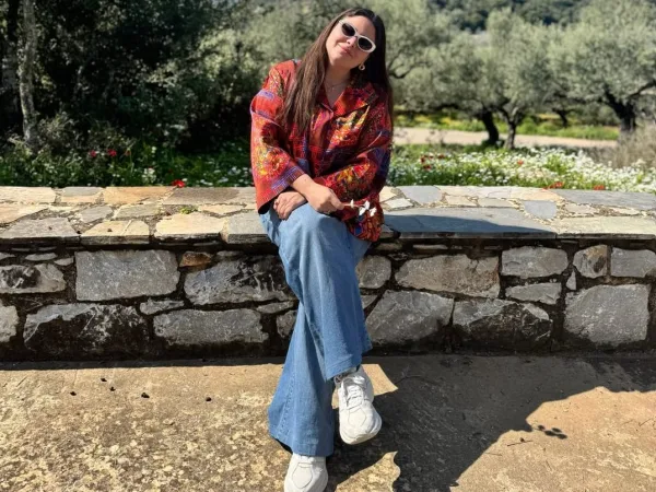 Δανάη Μπάρκα ποζάρει χαμογελαστή με τζιν παντελόνα και πολύχρωμο πουκάμισο, θυμίζοντας σκηνή από το «Είσαι το ταίρι μου».