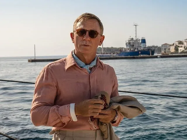 Ο Daniel Craig με γυαλιά ηλίου και ροζ πουκάμισο στο αεροδρόμιο Ελευθέριος Βενιζέλος, λίγο πριν την αναχώρησή του από την Ελλάδα.