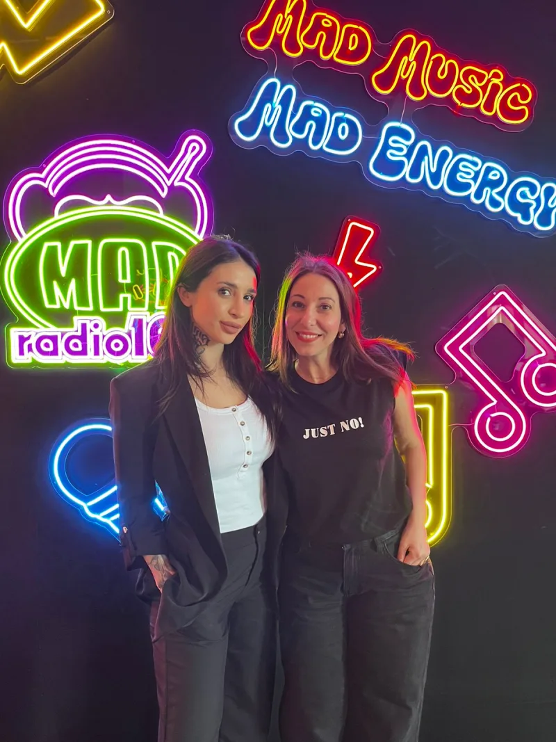 Η Dat Lilly με γυναίκα σε ραδιοφωνικό στούντιο του Mad Radio 106,2
