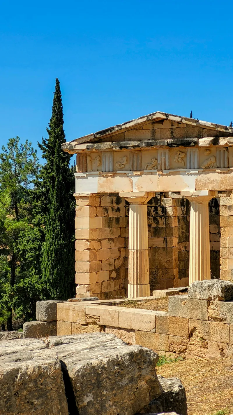 Αρχαίο μνημείο με κίονες και πέτρινες κατασκευές, ιδανικός προορισμός για Σαββατοκύριακο κοντά στην Αθήνα.