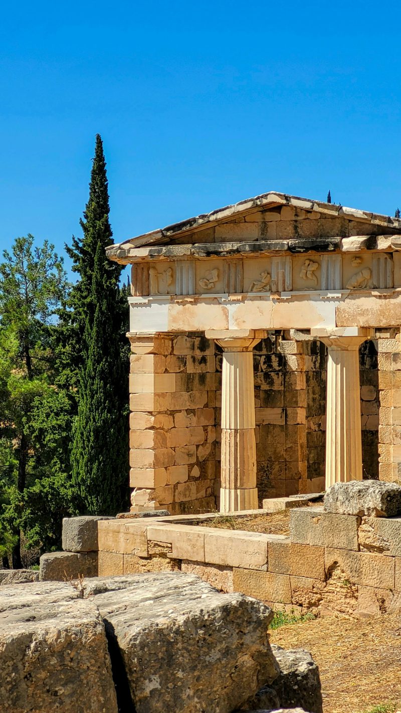Αρχαίο μνημείο με κίονες και πέτρινες κατασκευές, ιδανικός προορισμός για Σαββατοκύριακο κοντά στην Αθήνα.