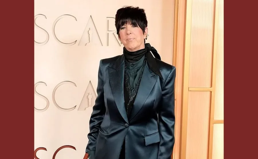 Η Diane Warren με κοστούμι σε εκδήλωση των Όσκαρ, παρουσιάζοντας το νέο της reggae άλμπουμ με γνωστά hits.