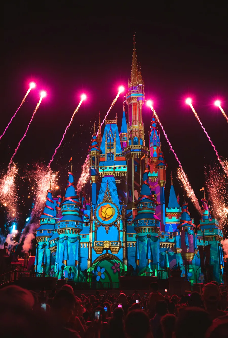 Το κάστρο της Disney φωτίζεται με πολύχρωμα πυροτεχνήματα, ενώ ανακαλύπτουμε ποιος Disney Villain είσαι με βάση τα ζώδια.