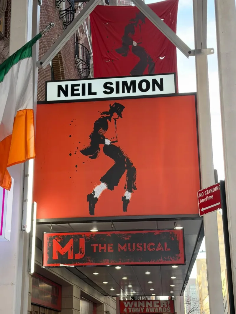 Εξωτερική όψη του θεάτρου Neil Simon στη Νέα Υόρκη με αφίσα του μιούζικαλ MJ The Musical.