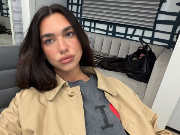 Η Dua Lipa υιοθέτησε το trend που πρέπει να έχεις στη ντουλάπα σου αυτό το καλοκαίρι