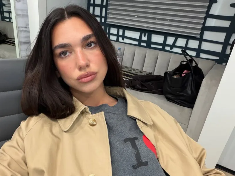 Η Dua Lipa υιοθετεί το απόλυτο καλοκαιρινό trend, αναδεικνύοντας το στυλ της με άνεση και κομψότητα.