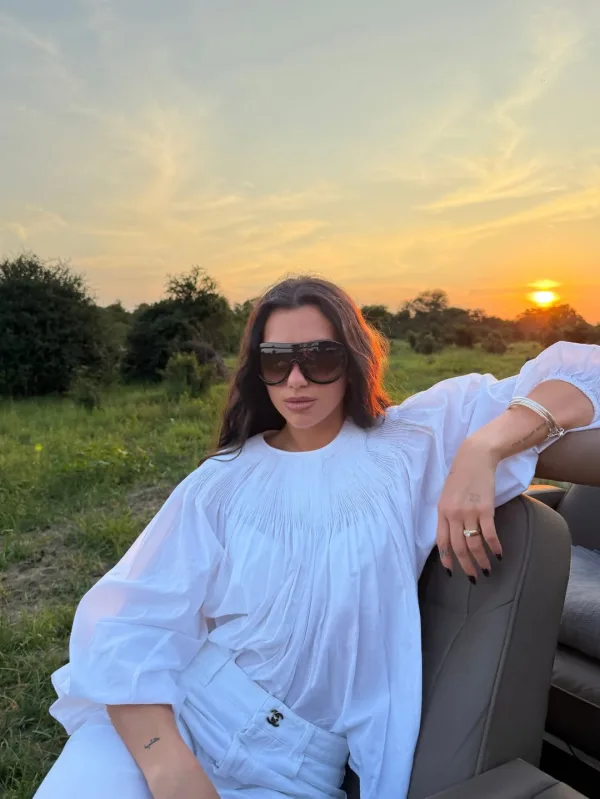 Η Dua Lipa απολαμβάνει το ηλιοβασίλεμα σε σαφάρι, αναδεικνύοντας το edgy nail trend που την έχει κερδίσει.