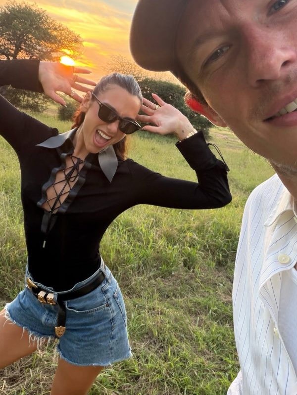 Η Dua Lipa και ο Callum Turner απολαμβάνουν το σαφάρι στη Νότια Αφρική με φόντο ένα μαγευτικό ηλιοβασίλεμα.