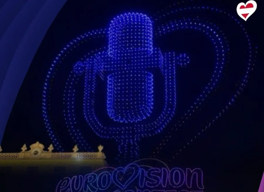 Drone show στη Βιέννη για τη Eurovision με σχηματισμό μικροφώνου στον ουρανό.