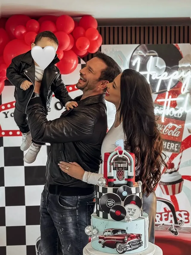 Ο Ευθύμης Ζησάκης και η Χρύσα Παπαλελούδη γιορτάζουν τη βάφτιση του γιου τους με θέμα τη δεκαετία του '50.