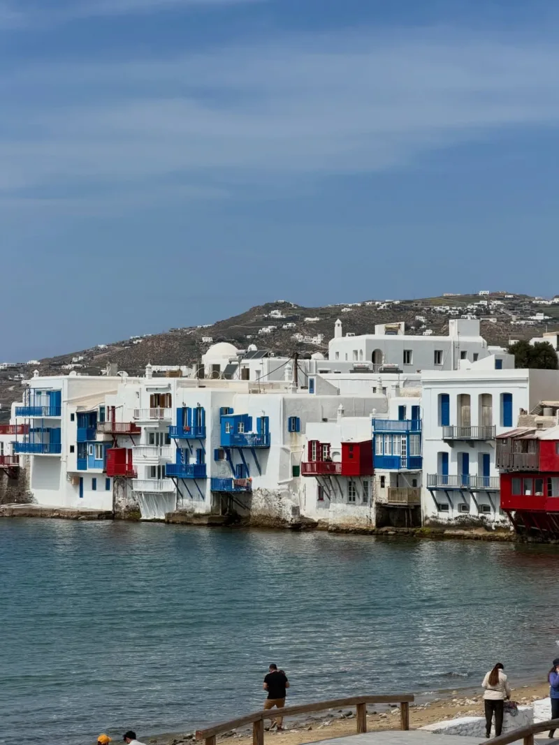Παραθαλάσσια σπίτια με μπλε και κόκκινες λεπτομέρειες στη Μύκονο, όπου πέρασαν Πάσχα η Κωνσταντίνα Ευριπίδου και ο Φίλιππος Μιχόπουλος.