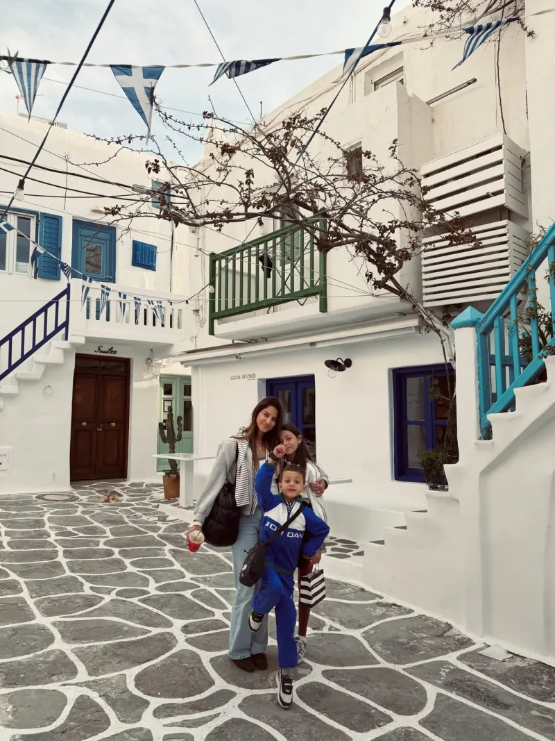 Η Κωνσταντίνα Ευριπίδου με τα παιδιά της απολαμβάνουν την πασχαλινή τους απόδραση στη Μύκονο.