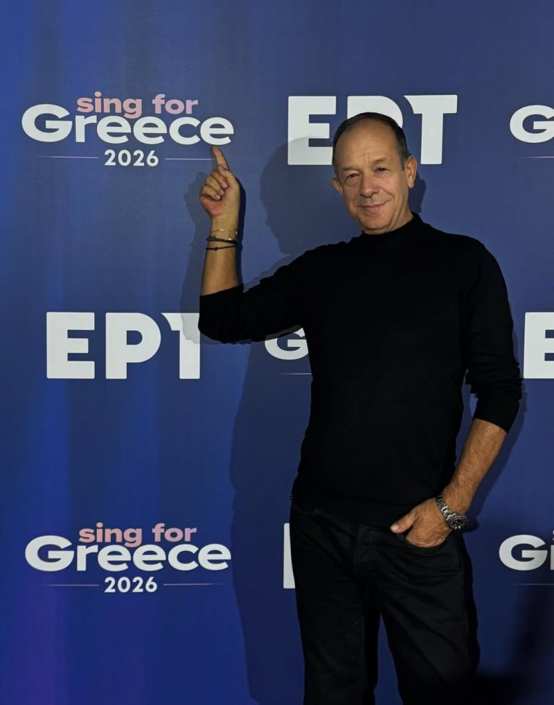 Ο Φωκάς Ευαγγελινός με το σήμα "Sing for Greece 2026" στο φόντο, μιλάει για τη Eurovision και τον Akyla.