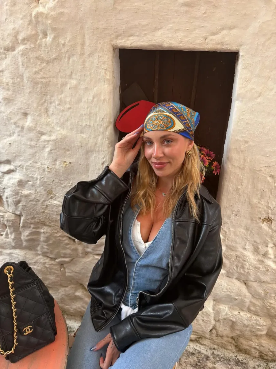 Η Γαρυφαλλιά Καληφώνη ποζάρει με μαντήλι στο κεφάλι και δερμάτινο μπουφάν, εμπνέοντας για συνταγές με γιαούρτι.