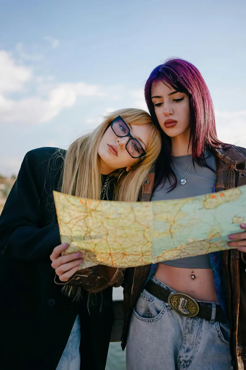 Νεαρό άτομο της Gen Z με το χαρακτηριστικό viral βλέμμα σε κοντινό πλάνο.