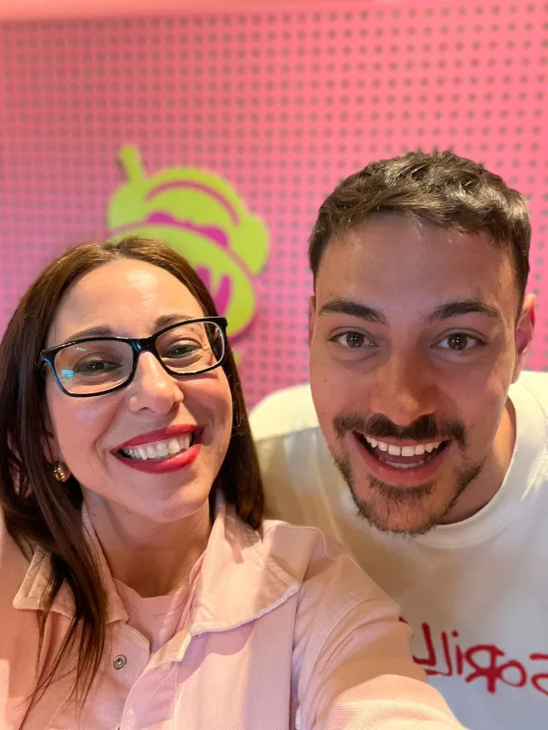 Ο Ορφέας Γενκιανίδης χαμογελάει στο Mad Radio 106,2 μαζί με μια συνεργάτιδά του, αποκαλύπτοντας πτυχές της ζωής του.
