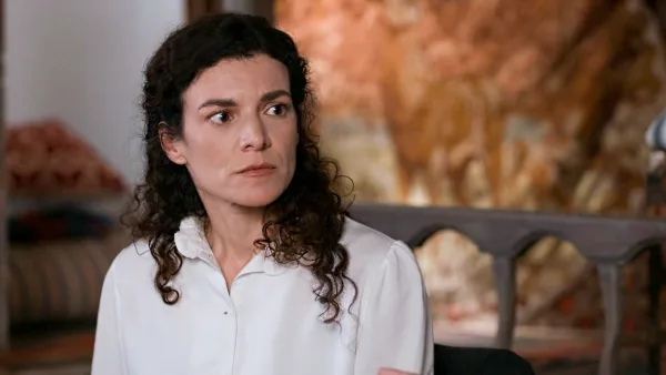 Η πρωταγωνίστρια της σειράς Grand Hotel με έκφραση ανησυχίας, καθώς τα ψέματα και οι έρωτες περιπλέκουν την υπόθεση.