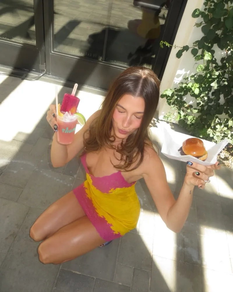 Η Hailey Bieber απολαμβάνει ένα ποτό και ένα burger, με το μανικιούρ της να κλέβει τις εντυπώσεις, κάνοντας αναφορές στον Justin Bieber.