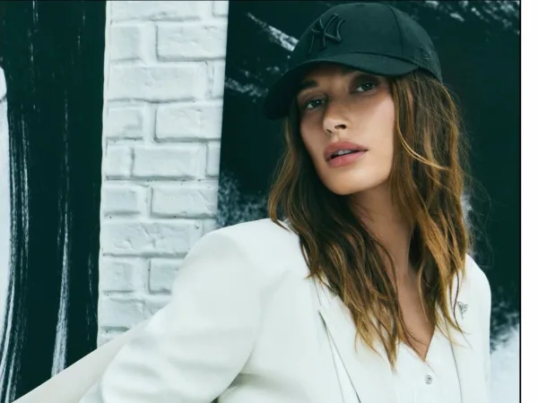 Η Hailey Bieber υιοθετεί το anti-trend της άνοιξης με νέα εμφάνιση και αλλαγή στο μανικιούρ της.