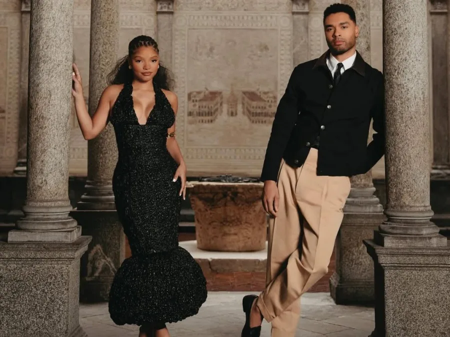 Η Halle Bailey και ο Regé-Jean Page ποζάρουν για τη ρομαντική κομεντί «You, Me & Tuscany» ανάμεσα σε κολώνες.