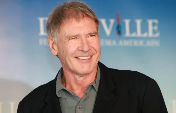 Ο Harrison Ford χαμογελάει καθώς ετοιμάζεται για την 4η σεζόν της σειράς «Shrinking» που αναμένεται με ενδιαφέρον.