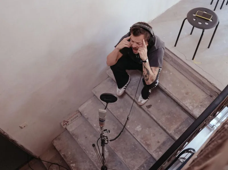 Ο Harry Styles με ακουστικά και adidas Samba OG παπούτσια, σε σκάλες με μικρόφωνο, δείχνει την επιτυχία των παπουτσιών στην Ιταλία.