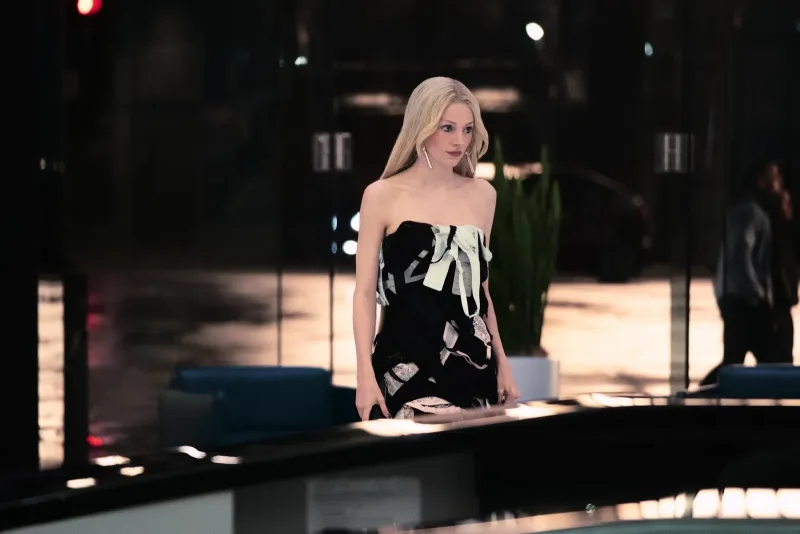 Η Hunter Schafer με εντυπωσιακό φόρεμα στο Euphoria, προμηνύοντας τις καλοκαιρινές beauty τάσεις της 3ης σεζόν.