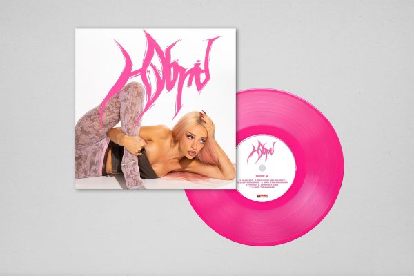 Το album "Hybrid" της Ελένης Φουρέιρα σε ροζ βινύλιο, με την καλλιτέχνιδα να ποζάρει στο εξώφυλλο.