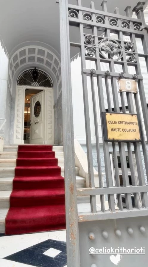 Η είσοδος του ατελιέ Celia Kritharioti Haute Couture με κόκκινο χαλί, όπου η Φαίη Σκορδά έκανε πρόβα νυφικού.
