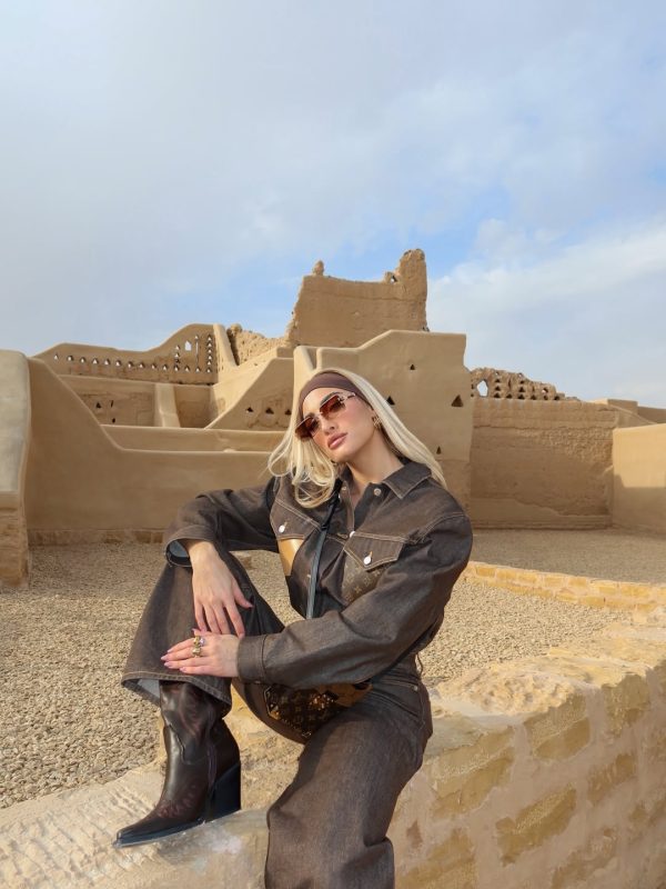 Η Ιωάννα Τούνη ποζάρει με εντυπωσιακό outfit μπροστά σε αρχαία ερείπια, με το βλέμμα της στραμμένο προς τον φακό.