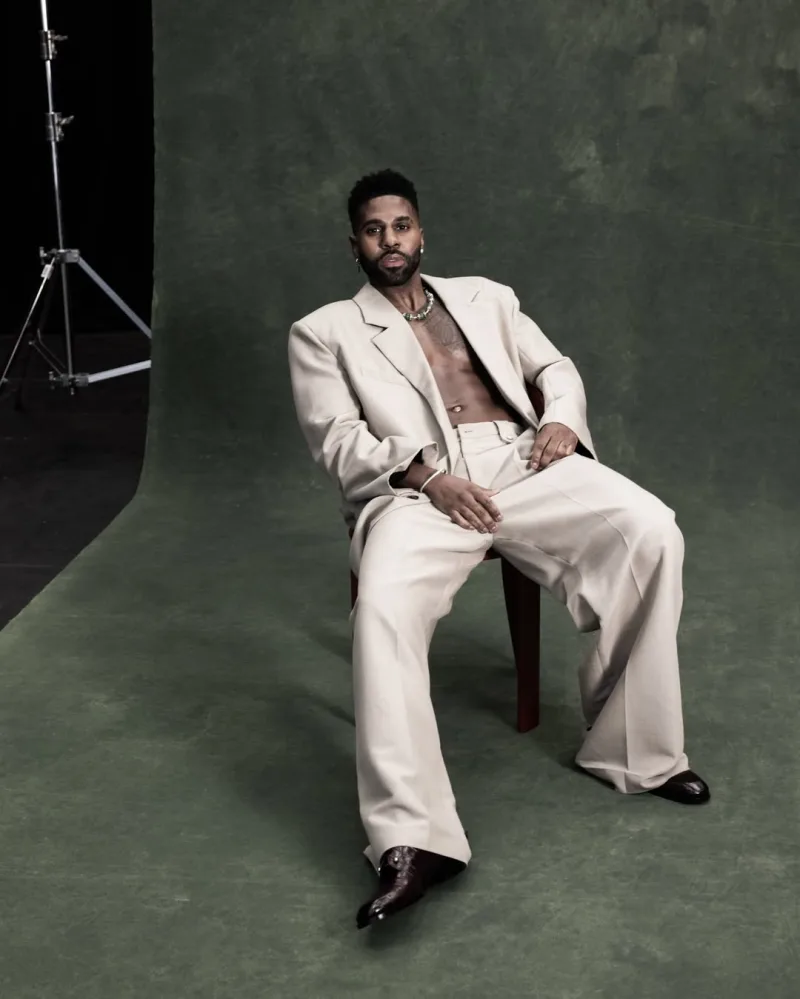 Ο Jason Derulo ποζάρει με κοστούμι για το επερχόμενο Last Dance World Tour του, που αναμένεται τον Σεπτέμβριο.