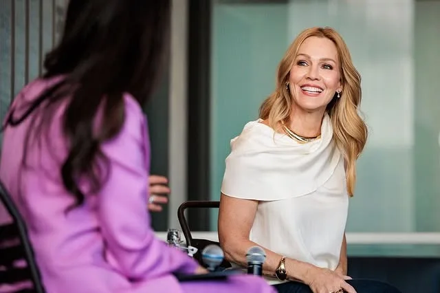 Η Jennie Garth από το Beverly Hills, 90210 μιλά για τον έρωτά της με τον Luke Perry σε συνέντευξη.