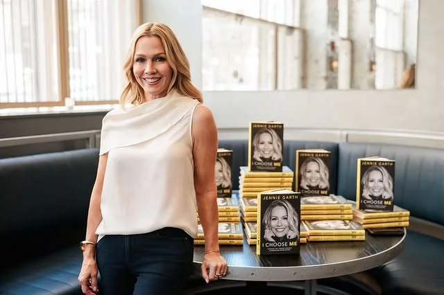Η Jennie Garth, πρωταγωνίστρια του Beverly Hills, 90210, παρουσιάζει το βιβλίο της "I Choose Me" με αναφορές στον Luke Perry.