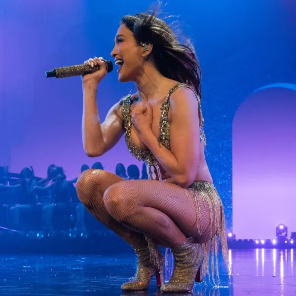 Η Jennifer Lopez τραγουδάει στη σκηνή με χρυσό φόρεμα, επιστρέφοντας στο No.1 του Billboard μετά από 15 χρόνια.