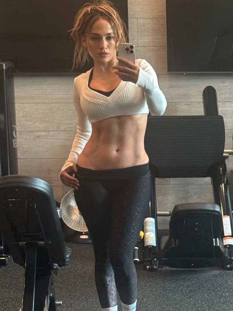 Η Jennifer Lopez ποζάρει στο γυμναστήριο επιδεικνύοντας τους κοιλιακούς της σε φωτογραφία από το Instagram.