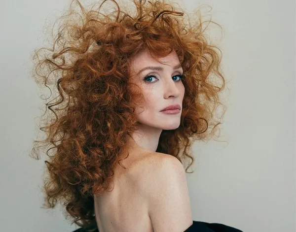 Η Jessica Chastain με ατημέλητα κόκκινα μαλλιά και νέο bob κούρεμα, τραβάει όλα τα βλέμματα στο κόκκινο χαλί.